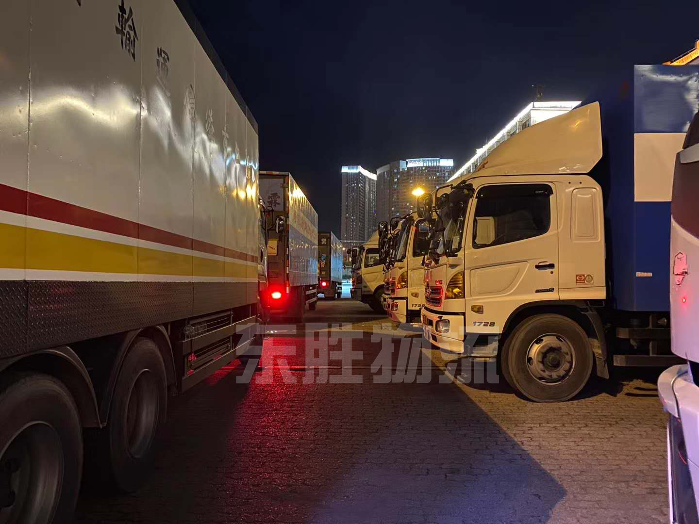 清遠發貨到香港，清遠到香港貨運公司，深圳東勝物流中港車隊運輸圖